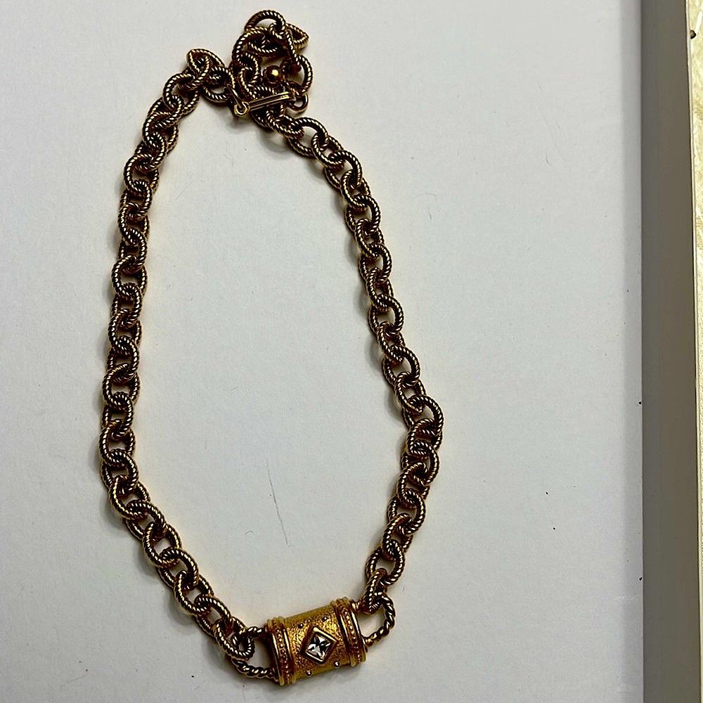 GOLD TONE METAL NECKLACE LIKE NEW